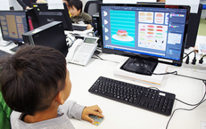 小学生向け「1日デザイナー体験」授業を実施