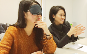 目隠しで美術作品をみる？！「対話型鑑賞ゼミ」研修を実施