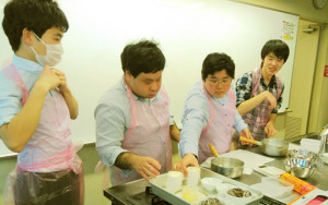 障がい者の方がホワイトデーのチョコレートづくりを体験!