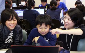小学生がゲームで楽しみながらプログラミングを体験!