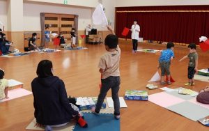 「なぜロボットは動かないの？」プログラミング思考を育てる教室を保育園で開催！