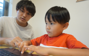 社員の子どもに“会社”や“仕事”を伝えるイベント「ランドセルの会」でプログラミング体験！