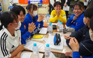 「10代でスポーツを辞めちゃう問題」現役女子プロサッカー選手とサッカー部員で考えるワークショップを実施